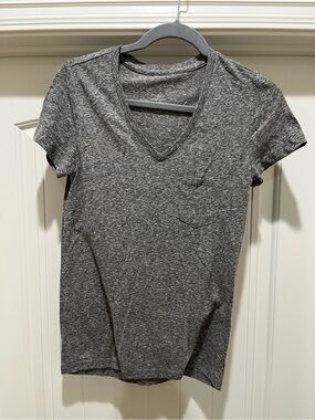 Universal Thread Women's Heather Gray V-Neck Pocket Tee